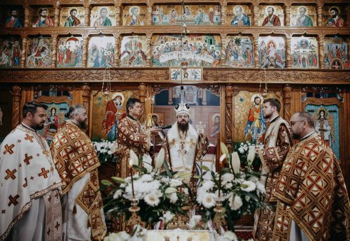 Parohia clujeană „Sfinţii Constantin și Elena” a primit o raclă cu moaștele sfinților ocrotitori Poza 255198