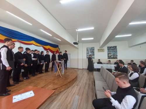 Zi de sărbătoare pentru elevii Seminarului Ortodox din Piatra Neamț Poza 255219