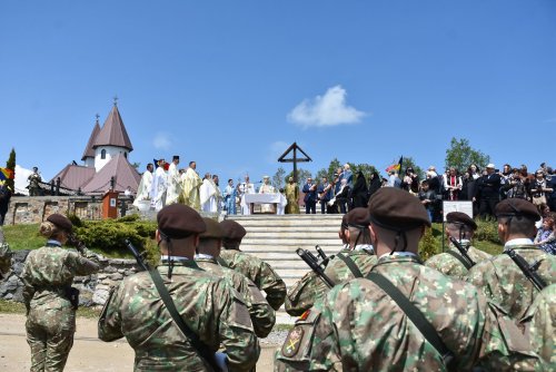 Cinstire adusă eroilor şi hram la Mănăstirea „Înălțarea Domnului” de la Muntele Rece Poza 255693