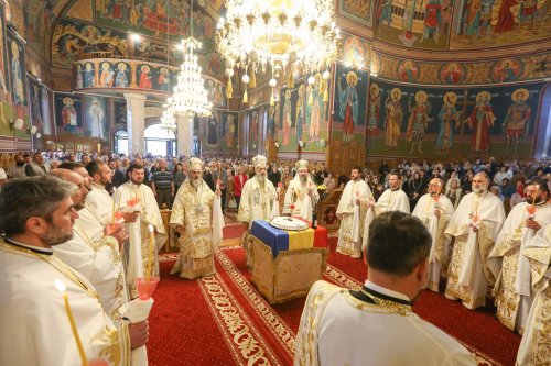 Trei ierarhi la hramul Catedralei Arhiepiscopale din Buzău Poza 255656