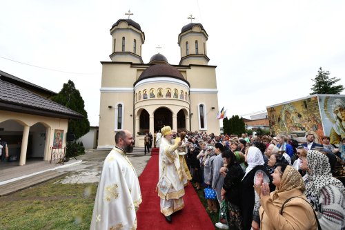 Veșmânt de har pentru o nouă biserică bucureșteană Poza 256161