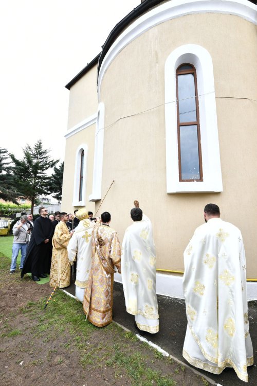 Veșmânt de har pentru o nouă biserică bucureșteană Poza 256181