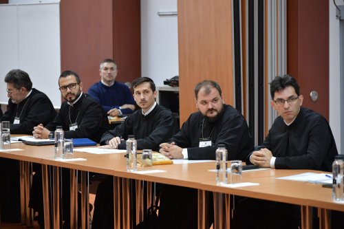 Consfătuire a directorilor seminariilor și liceelor teologice la București Poza 256442