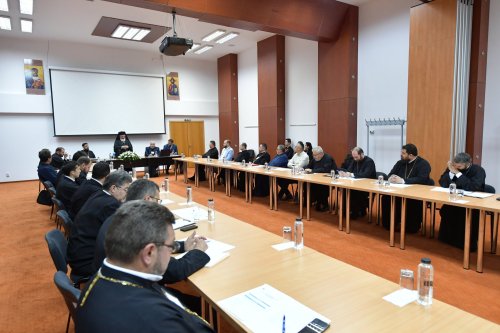 Consfătuire a directorilor seminariilor și liceelor teologice la București Poza 256449