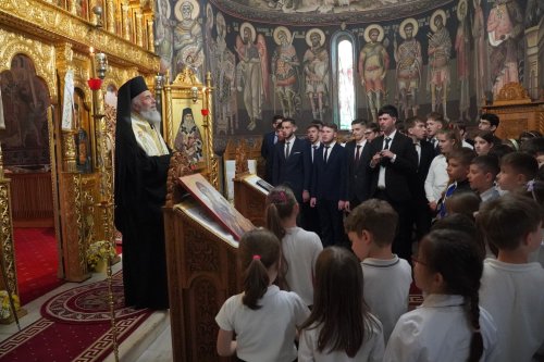 Curs festiv la Seminarul Teologic „Sfântul Apostol Andrei” din Galaţi Poza 256461