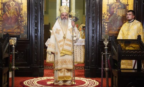 Slujire a Episcopului Hușilor la Catedrala din Alba Iulia Poza 256392