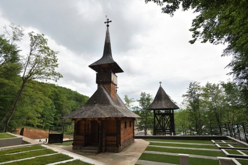 Târnosirea bisericii din cimitirul Mănăstirii Izbuc Poza 256407