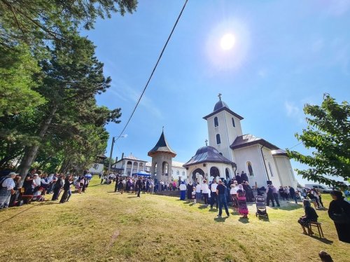 Sărbătoare la Mănăstirea „Sfânta Treime” de la Soporu de Câmpie, județul Cluj Poza 257398