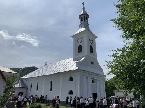 Binecuvântare arhierească la biserica din Feldru Poza 257546