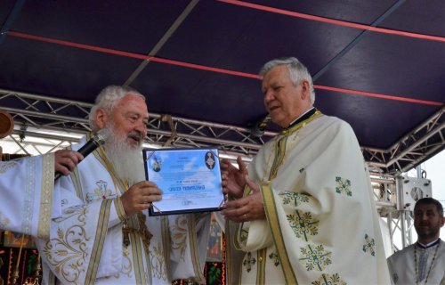 Binecuvântare arhierească la biserica din Feldru Poza 257549