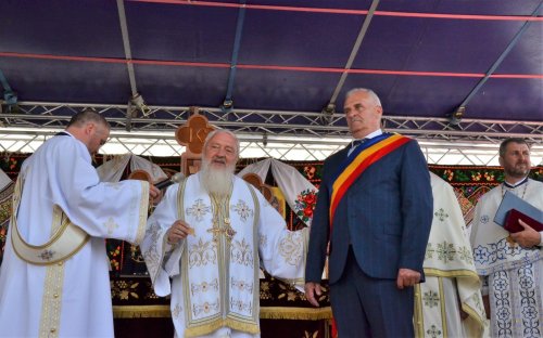 Binecuvântare arhierească la biserica din Feldru Poza 257552