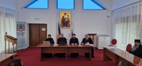 Conferință a clericilor din Protoieria Câmpina la Mănăstirea Caraiman Poza 257854