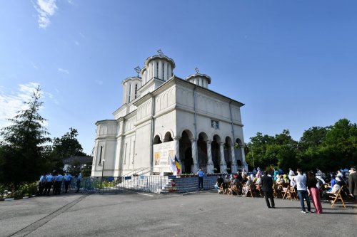 Sfințirea veșmântului pictural al bisericii parohiei prahovene Plopeni Oraș Poza 258011