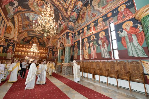Sfințirea veșmântului pictural al bisericii parohiei prahovene Plopeni Oraș Poza 258029