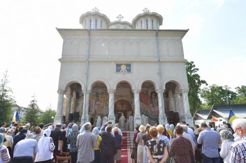 Sfințirea veșmântului pictural al bisericii parohiei prahovene Plopeni Oraș Poza 258040