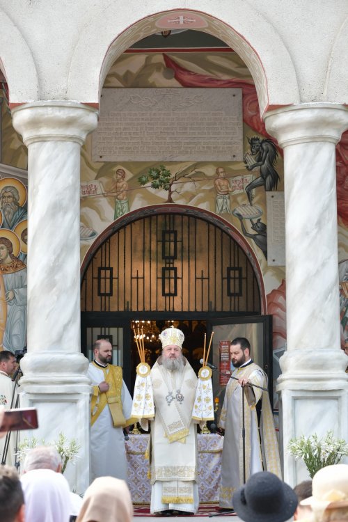 Sfințirea veșmântului pictural al bisericii parohiei prahovene Plopeni Oraș Poza 258041