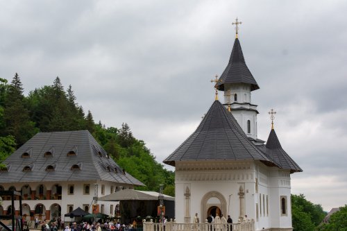 Biserica Mănăstirii Scăricica a primit haina cea nouă a sfințirii Poza 258072