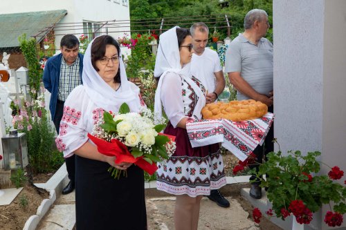 Biserica parohiei prahovene Podenii Vechi a fost resfințită Poza 258085