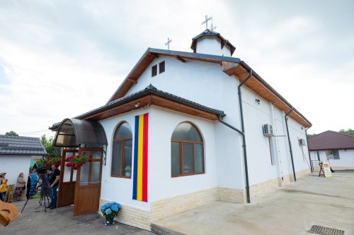 Biserica parohiei prahovene Podenii Vechi a fost resfințită Poza 258087