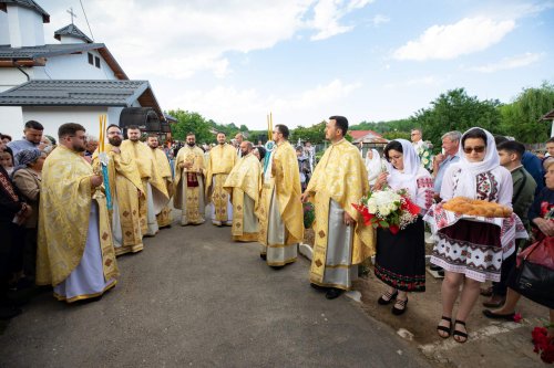 Biserica parohiei prahovene Podenii Vechi a fost resfințită Poza 258092