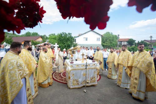 Biserica parohiei prahovene Podenii Vechi a fost resfințită Poza 258109