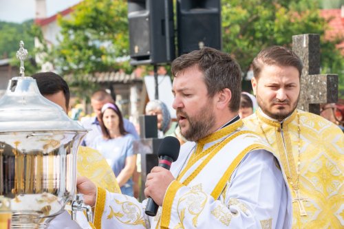 Biserica parohiei prahovene Podenii Vechi a fost resfințită Poza 258125