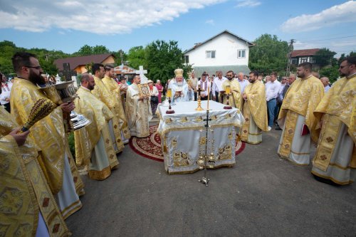 Biserica parohiei prahovene Podenii Vechi a fost resfințită Poza 258130