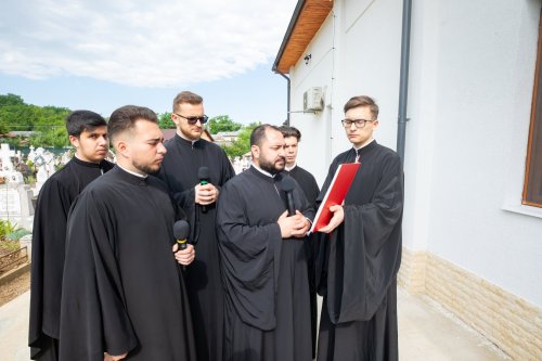 Biserica parohiei prahovene Podenii Vechi a fost resfințită Poza 258133