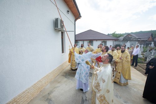 Biserica parohiei prahovene Podenii Vechi a fost resfințită Poza 258136