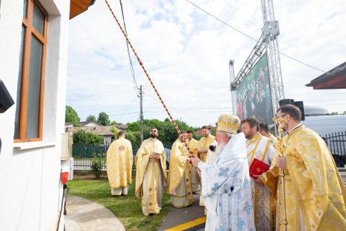 Biserica parohiei prahovene Podenii Vechi a fost resfințită Poza 258140