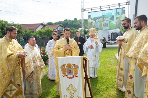 Biserica parohiei prahovene Podenii Vechi a fost resfințită Poza 258145