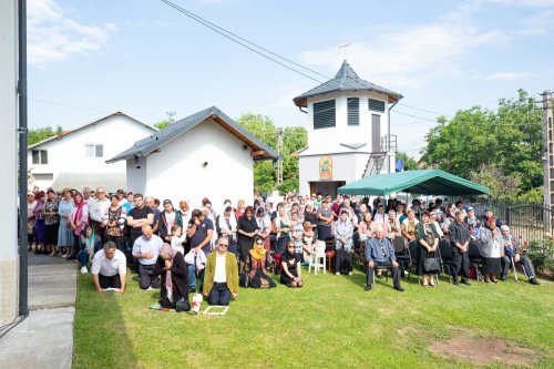 Biserica parohiei prahovene Podenii Vechi a fost resfințită Poza 258146