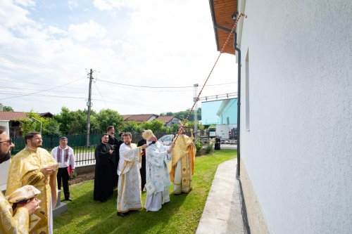 Biserica parohiei prahovene Podenii Vechi a fost resfințită Poza 258147