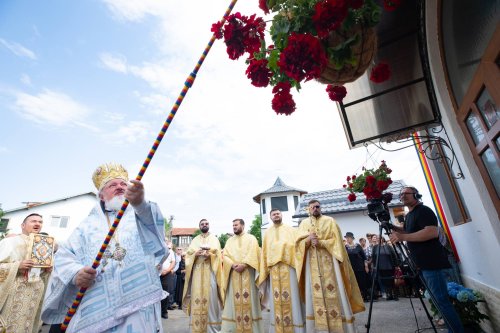 Biserica parohiei prahovene Podenii Vechi a fost resfințită Poza 258149