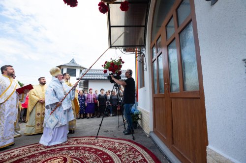 Biserica parohiei prahovene Podenii Vechi a fost resfințită Poza 258151