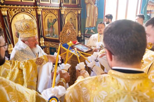 Biserica parohiei prahovene Podenii Vechi a fost resfințită Poza 258183