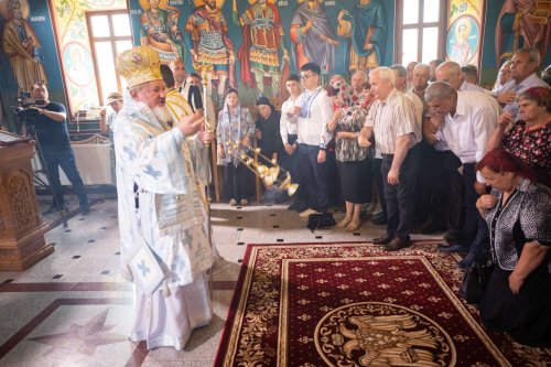 Biserica parohiei prahovene Podenii Vechi a fost resfințită Poza 258210