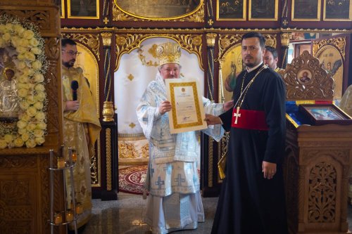 Biserica parohiei prahovene Podenii Vechi a fost resfințită Poza 258233