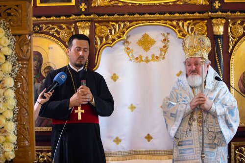 Biserica parohiei prahovene Podenii Vechi a fost resfințită Poza 258240