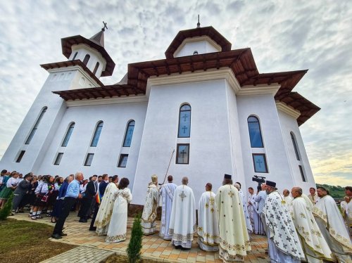 Biserica „Sfânta Treime” din Nușeni a fost sfințită  Poza 258260