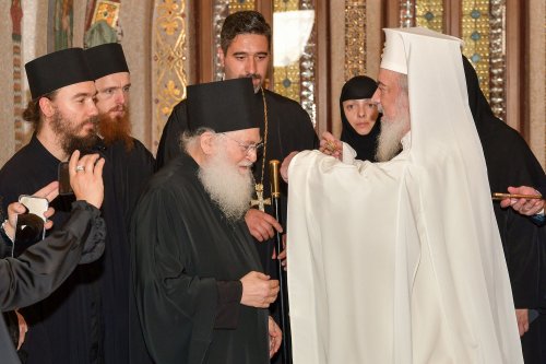 Patriarhul României l-a primit în vizită pe arhimandritul Efrem Vatopedinul Poza 258314