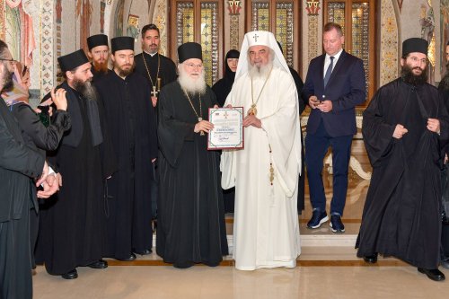 Patriarhul României l-a primit în vizită pe arhimandritul Efrem Vatopedinul Poza 258317