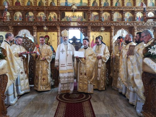 Resfințirea Bisericii „Sfinții Apostoli Petru și Pavel” din Parohia Căpâlna Poza 258272