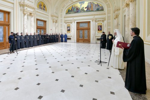 Patriarhul României a oferit noi Antimise bisericilor din Eparhia Bucureștilor Poza 258469