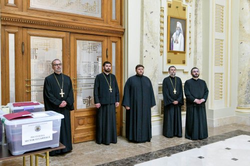 Patriarhul României a oferit noi Antimise bisericilor din Eparhia Bucureștilor Poza 258471