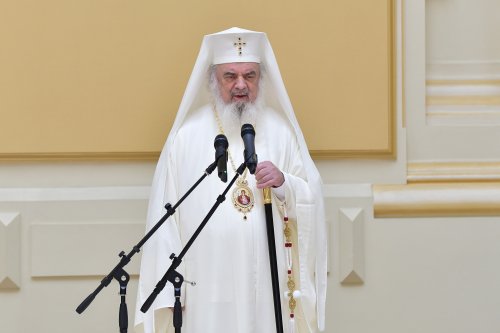 Patriarhul României a oferit noi Antimise bisericilor din Eparhia Bucureștilor Poza 258474