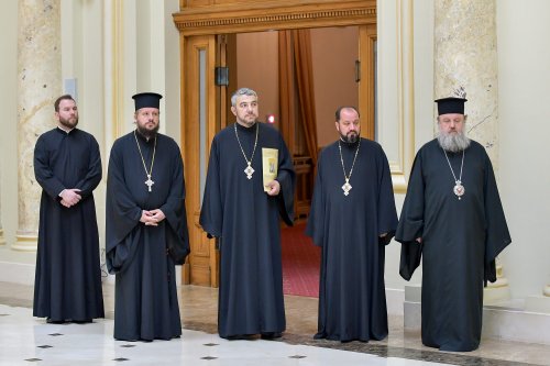 Patriarhul României a oferit noi Antimise bisericilor din Eparhia Bucureștilor Poza 258476