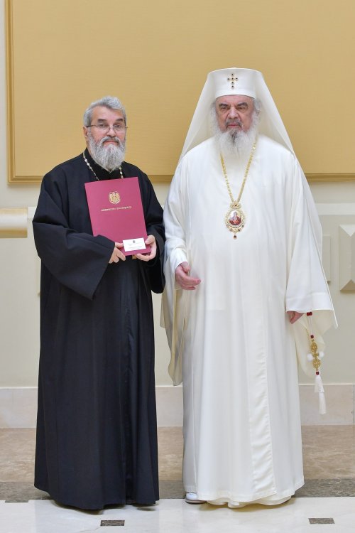 Patriarhul României a oferit noi Antimise bisericilor din Eparhia Bucureștilor Poza 258480