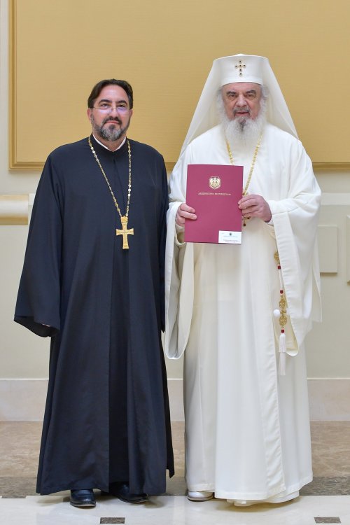 Patriarhul României a oferit noi Antimise bisericilor din Eparhia Bucureștilor Poza 258481