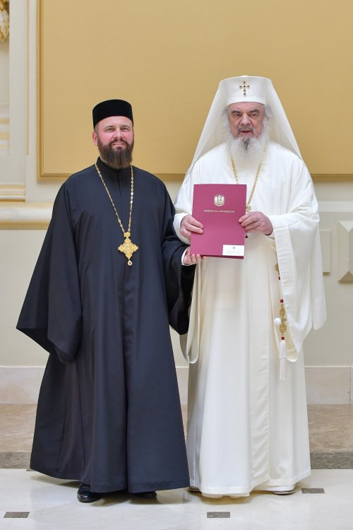 Patriarhul României a oferit noi Antimise bisericilor din Eparhia Bucureștilor Poza 258482